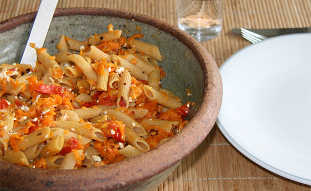 Pastasalat mit Möhren-Tomaten Salsa, Feta und Hüttenkäse
