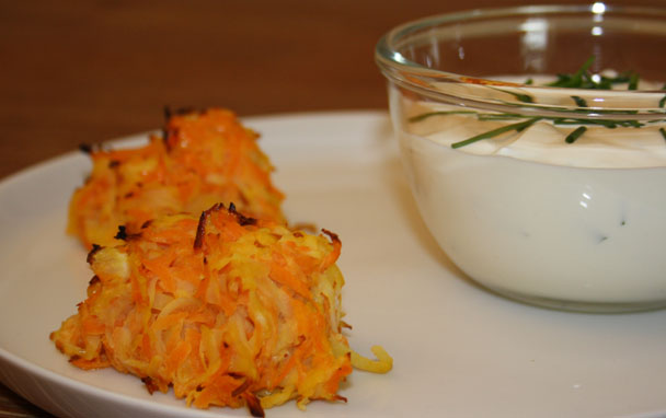 Möhren-Kartoffel Puffer mit Schmand-Joghurt Dip